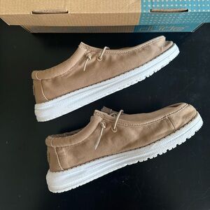 Hey Dude, Wally Youth Tan, size 4